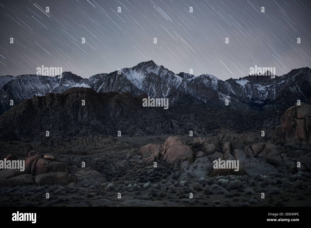 Star Trails su Whitney e Alabama Hills Foto Stock
