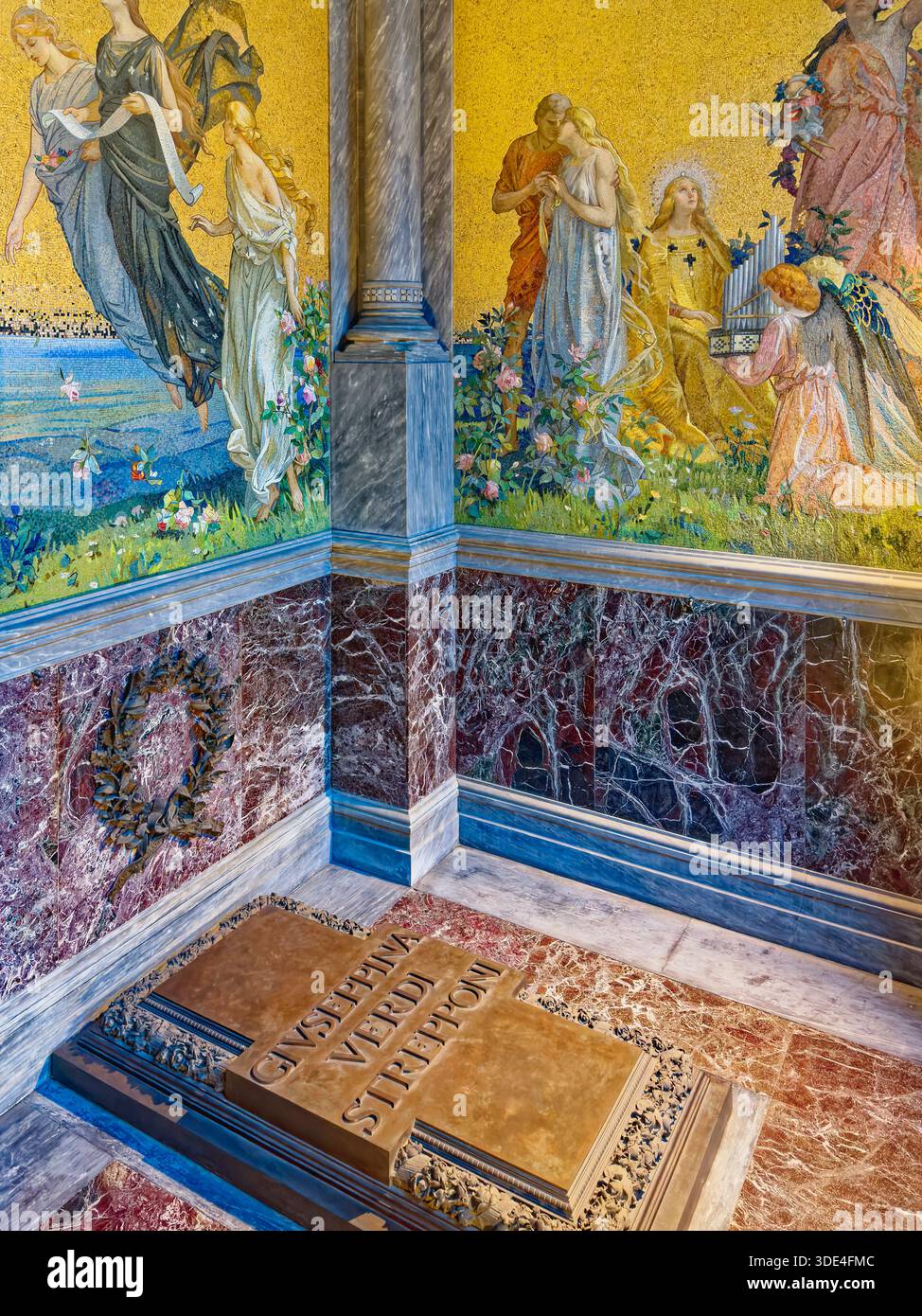 Una vista dettagliata della tomba di Giuseppe Verdi e Giuseppina Strepponi adornata da intricati mosaici raffiguranti figure allegoriche Foto Stock