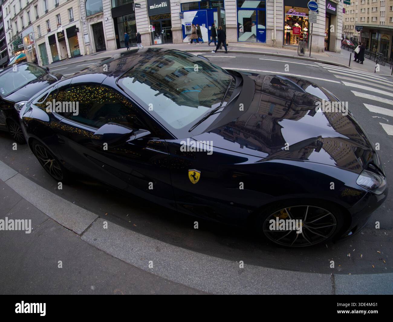 Ferrari parcheggiata fuori dai grandi magazzini le Bon Marché, Parigi, Francia Foto Stock