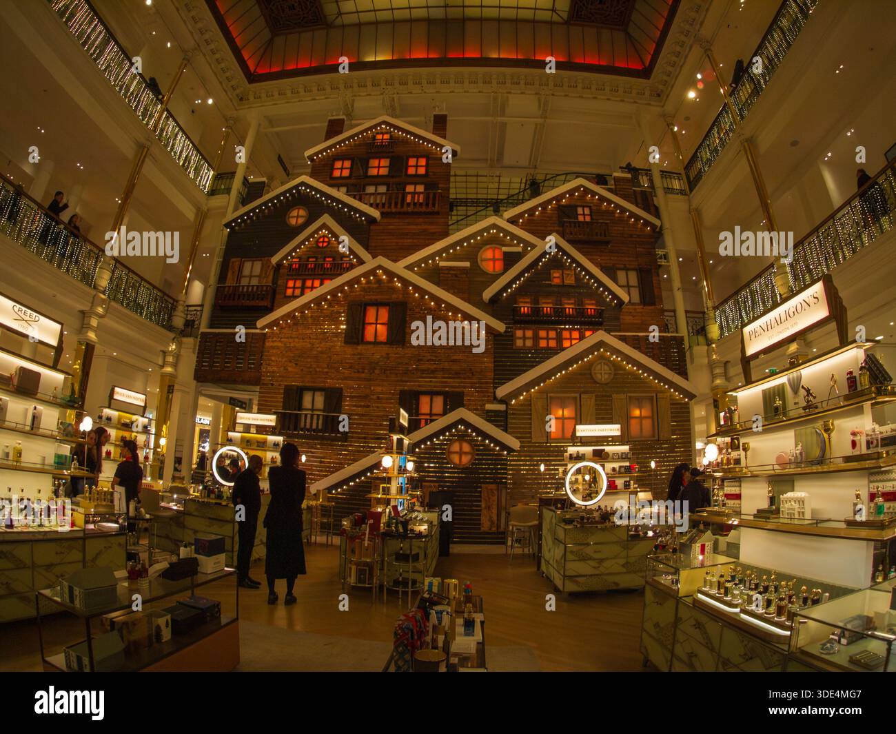 All'interno dei grandi magazzini le Bon Marché a Natale, Parigi, Francia Foto Stock