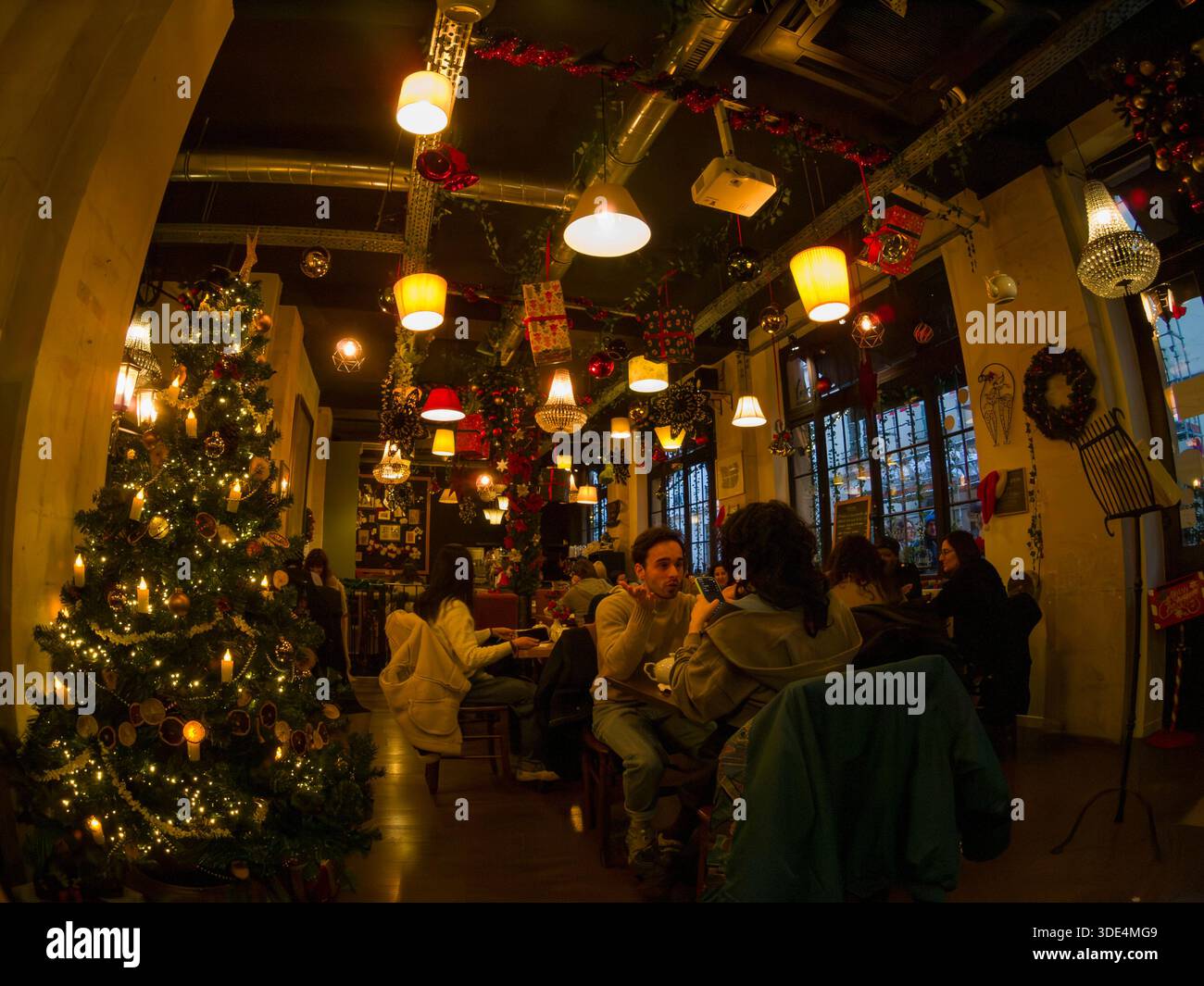 All'interno della sala da tè T'Cup e del ristorante, Parigi, Francia durante il Natale 2025. Foto Stock