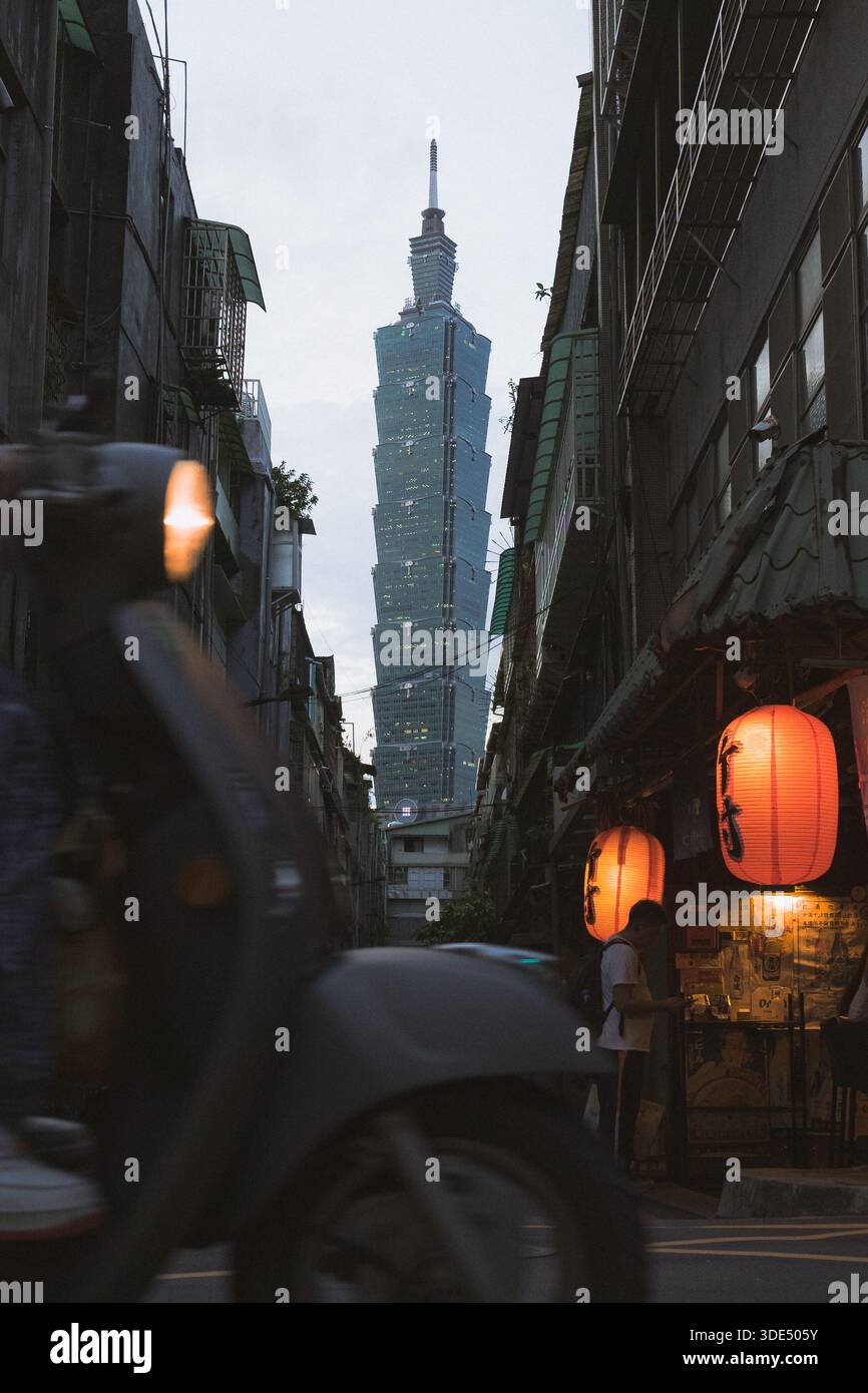 Taipei 101 vista da una stretta strada cittadina. Foto Stock