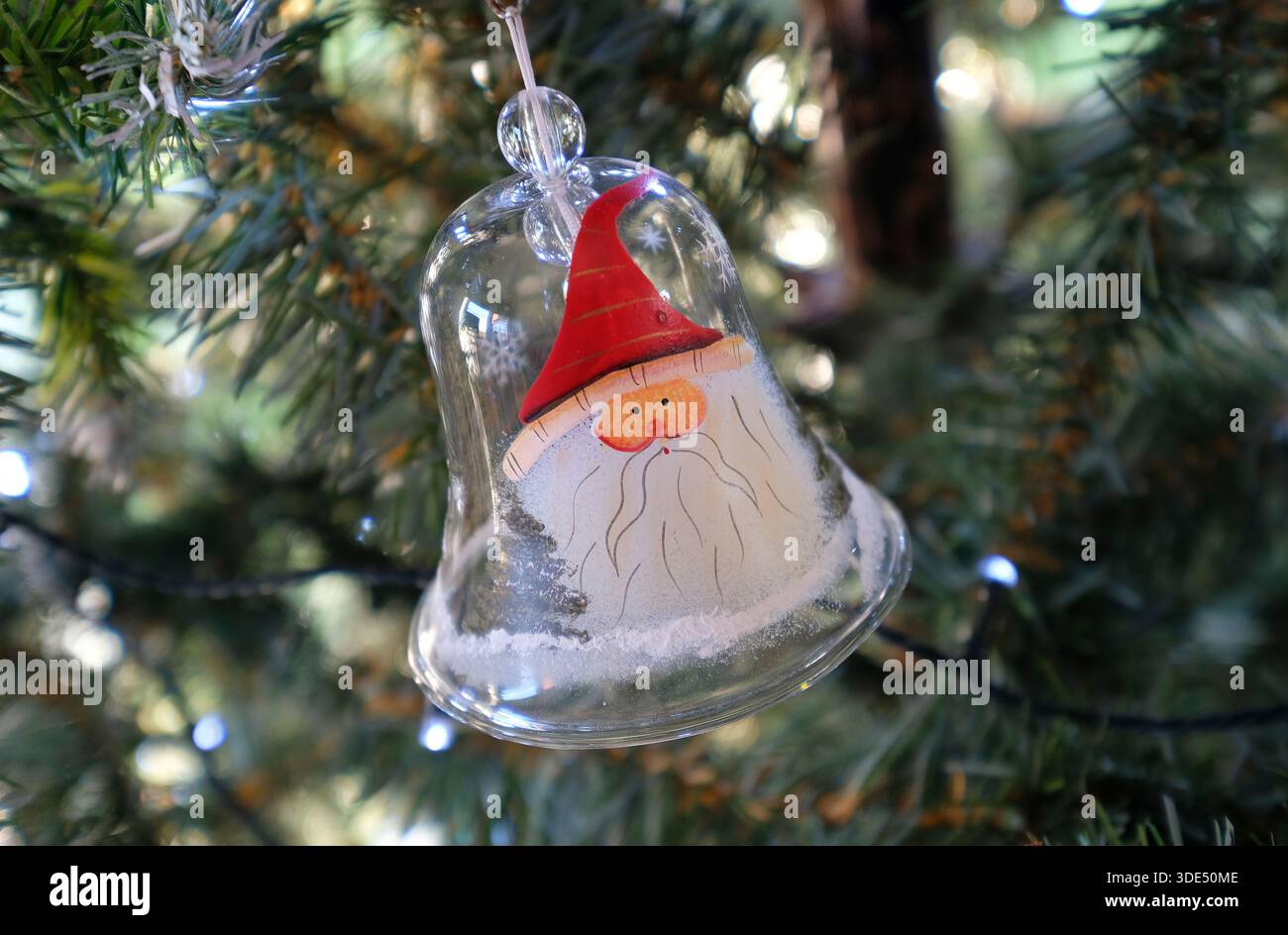 baule a forma di campana di babbo natale su abete Foto Stock