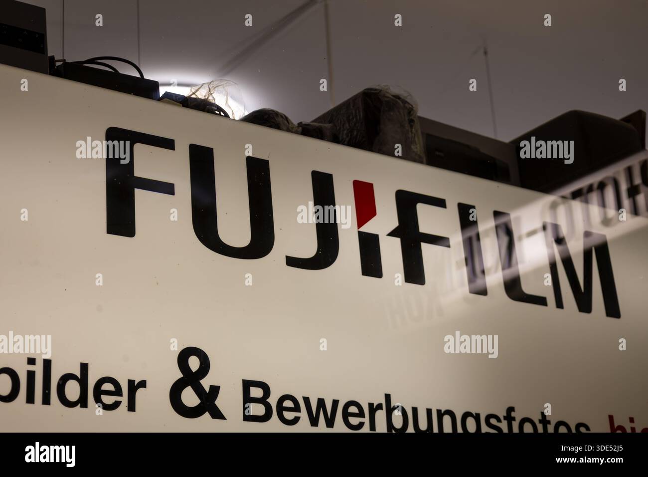 Primo piano del logo FUJIFILM in un negozio di foto Foto Stock