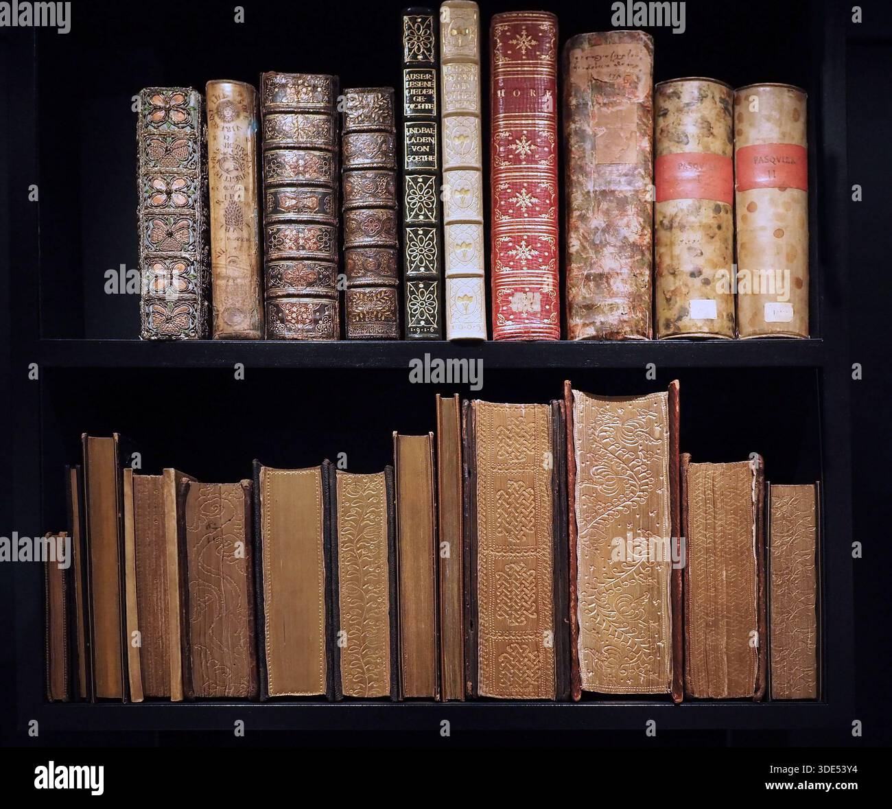 Vecchi libri molto decorati in mostra nella Weston Library dell'Università di Oxford, in Inghilterra Foto Stock