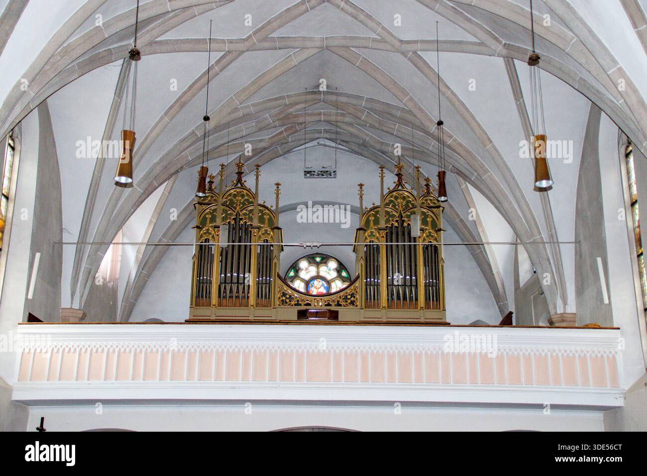 La Chiesa Parrocchiale di San Vigilio (Chiesa Parrocchiale di San Vigilio-Pfarrkirche San Vigilio) è un importante luogo di culto storico. Foto Stock
