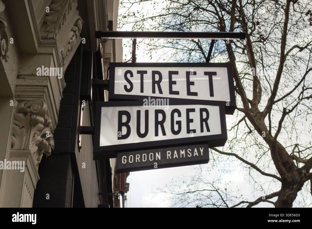 Segnaletica esterna al ristorante Gordon Ramsey Street Burger, Charing Cross Road, Londra, WC2H, Inghilterra, REGNO UNITO Foto Stock