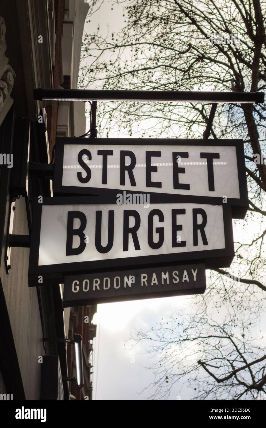 Segnaletica esterna al ristorante Gordon Ramsey Street Burger, Charing Cross Road, Londra, WC2H, Inghilterra, REGNO UNITO Foto Stock
