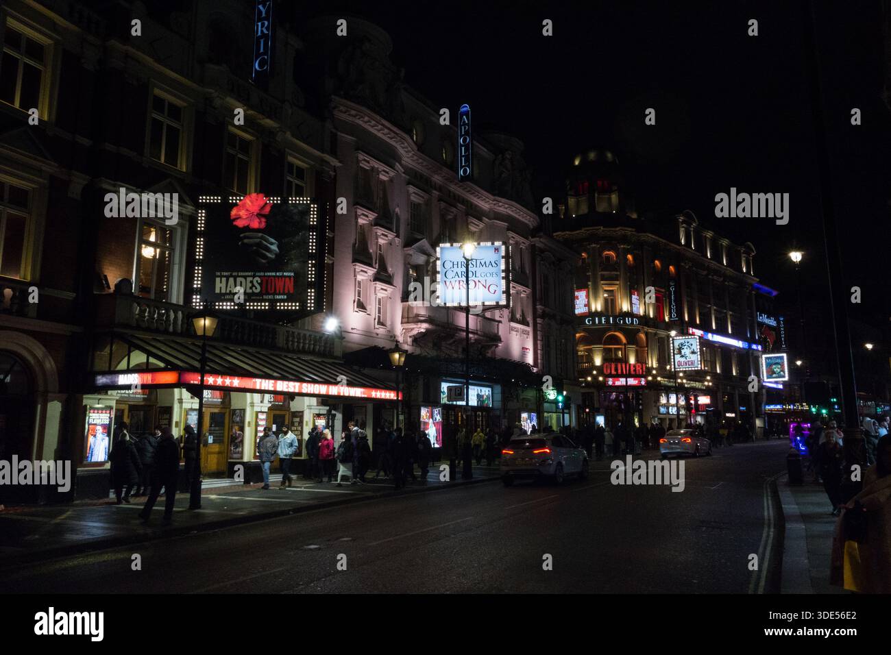 Vista notturna della città di Ade presso l'Apollo Theatre in Shaftesbury Avenue, Londra, Inghilterra, Regno Unito Foto Stock