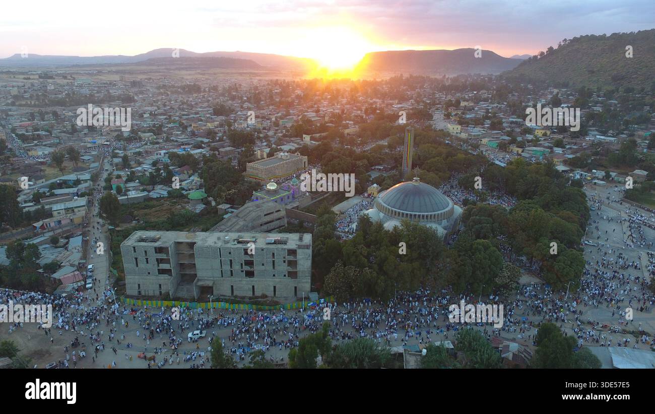 La Chiesa di nostra Signora Maria di Sion e l'antica città di Aksum al tramonto, Tigray, Etiopia. Foto Stock