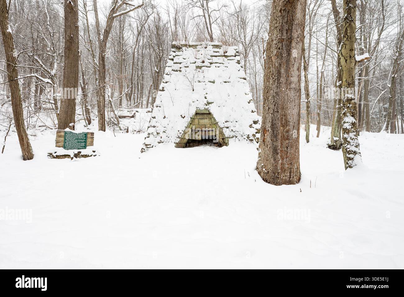 Completato nel 1836, l'Henry Clay Furnace fu il primo altoforno alimentato a vapore nella Virginia occidentale. Foto Stock