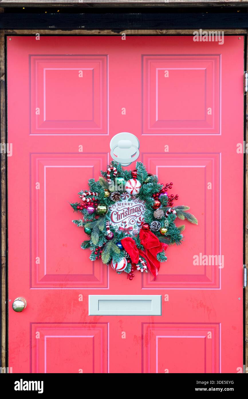 Porta Rossa con la ghirlanda di Natale Foto Stock