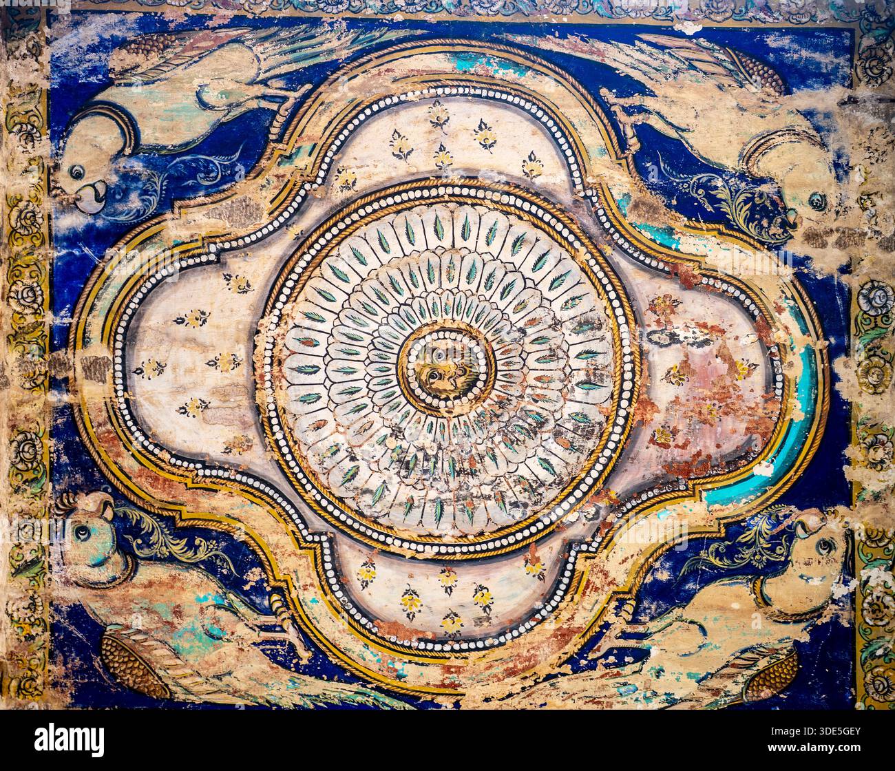 Intricato murale a soffitto con motivo floreale circolare e creature mitiche. Foto Stock