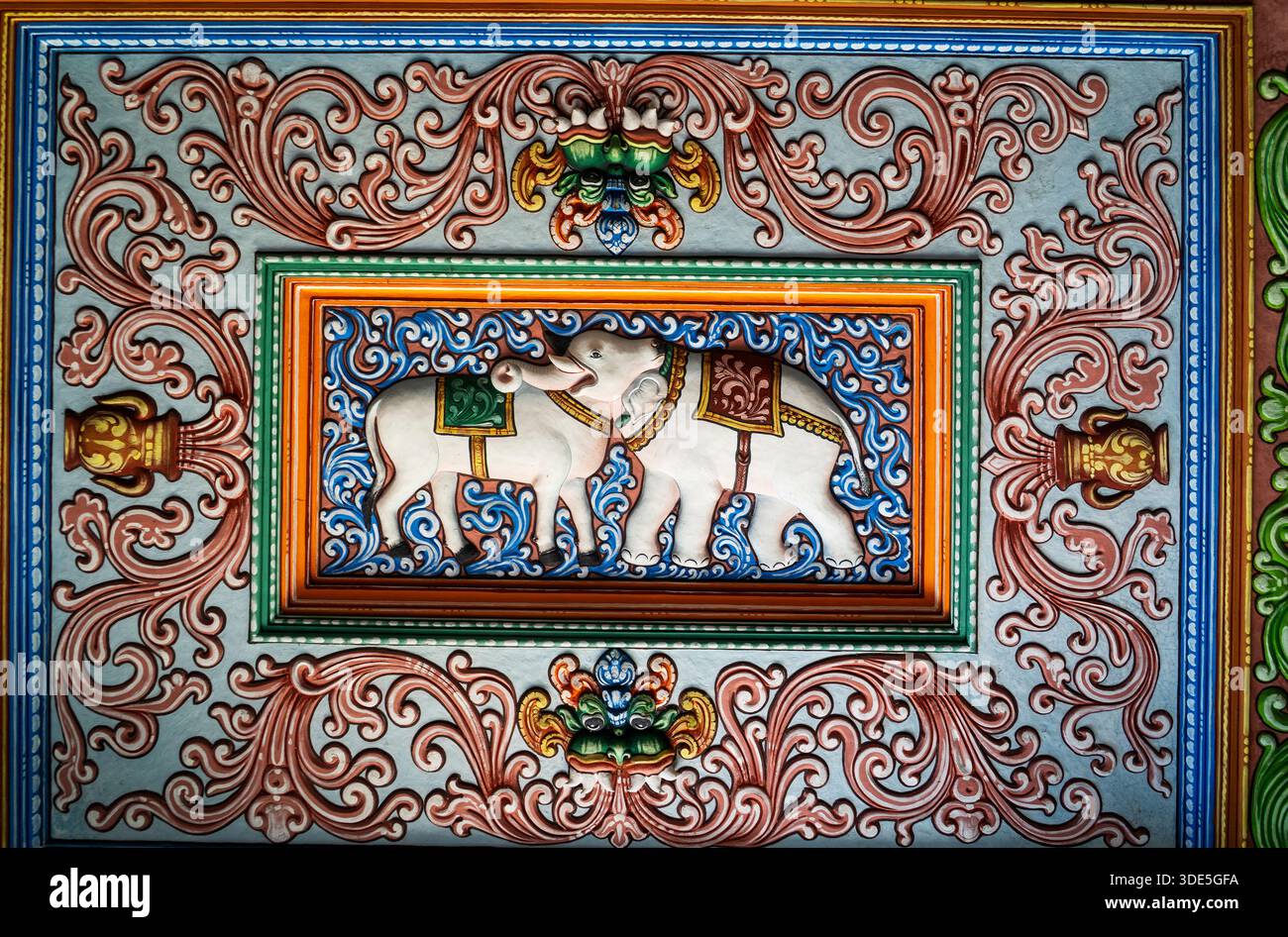 Soffitto decorato con intricate incisioni e motivi di elefante. Foto Stock