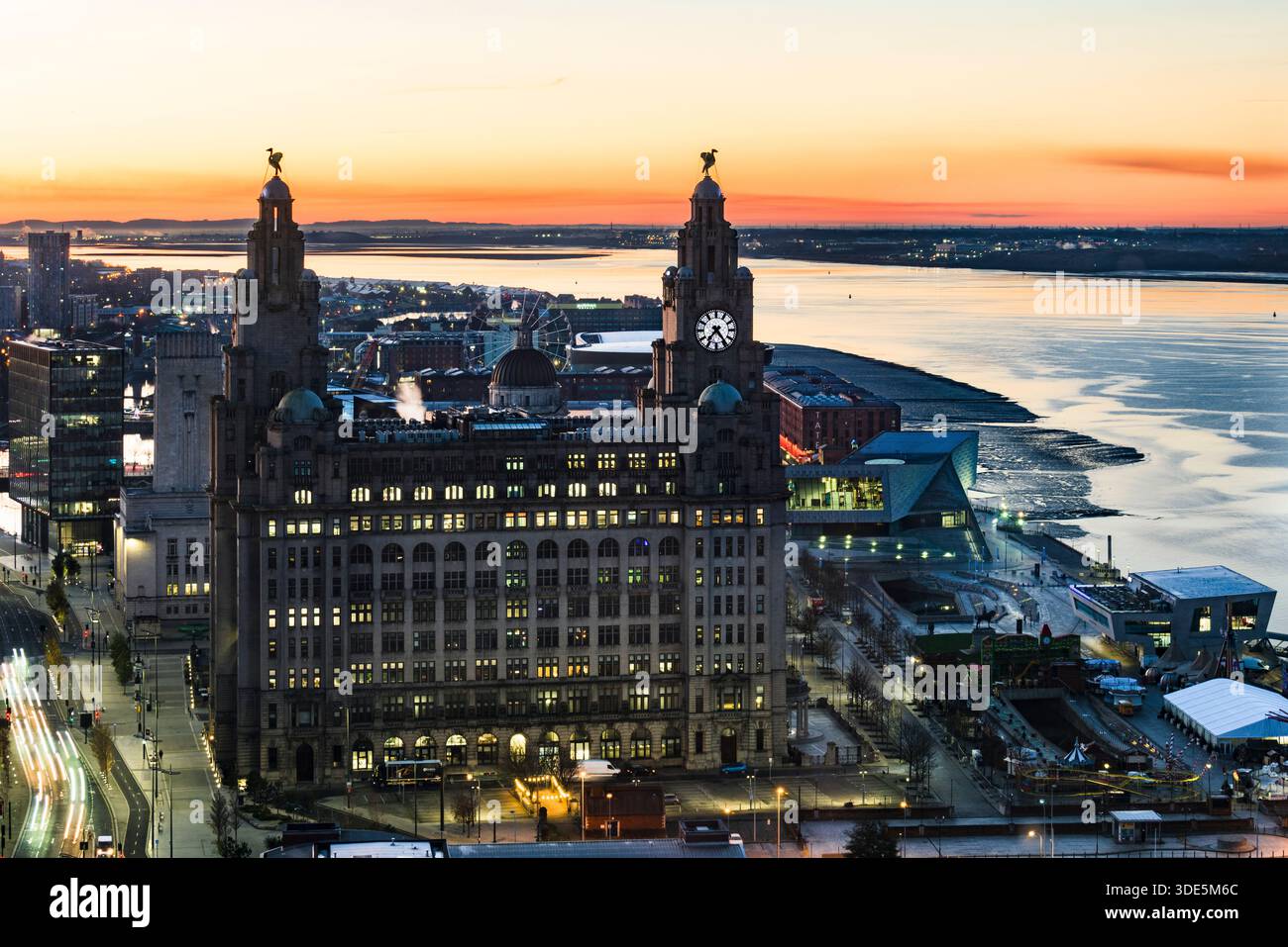 Vista aerea del Royal Liver Building a Liverpool a Dawn, Inghilterra, Regno Unito Foto Stock