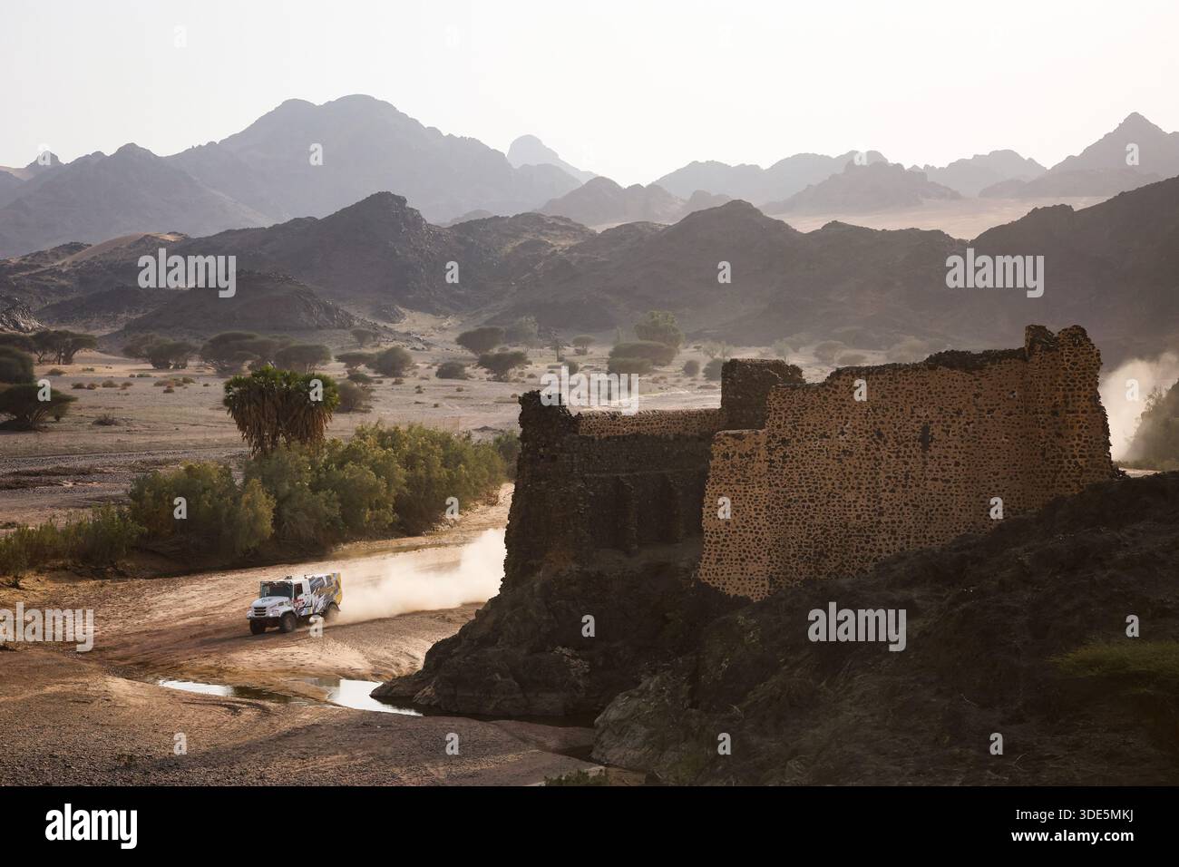 Al Ula, Arabie Saoudite. 5 gennaio 2026. 630 TIBAU ROURA Pol (esp), NADAL Vicente David (esp), VAZ IGLESIAS Daniel (esp), Tibau Team, Iveco, Camion, azione durante la fase 2 della Dakar 2026, il 5 gennaio 2026 tra Yanbu e al-Ula, Arabia Saudita - Photo Antonin Vincent/DPPI Credit: DPPI Media/Alamy Live News Foto Stock