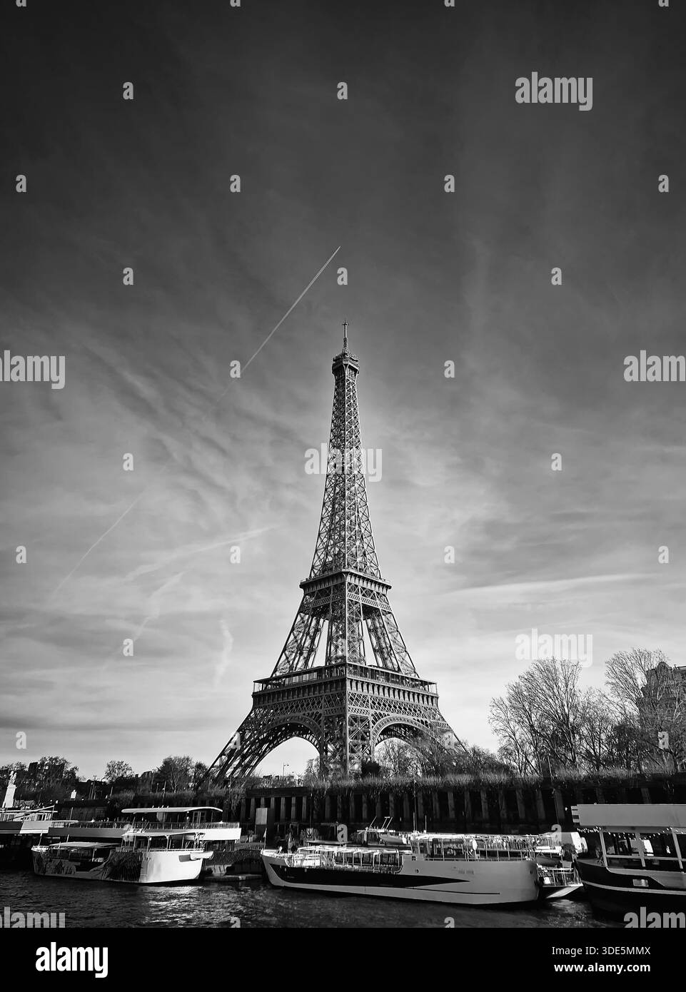 Scena in bianco e nero con vista da una gita in barca lungo la Senna fino alla mozzafiato Torre Eiffel. L'iconico punto di riferimento parigino come Glob Foto Stock