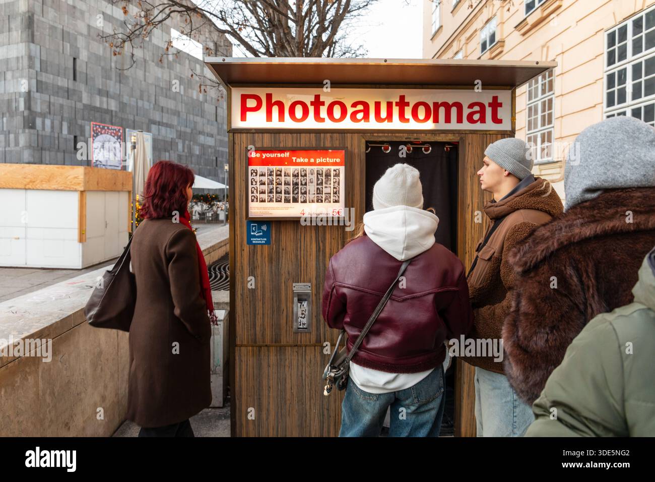 Photoautomat uno stand fotografico analogico vintage che sviluppa strisce fotografiche in bianco e nero all'interno della macchina, Vienna, Austria. Foto Stock