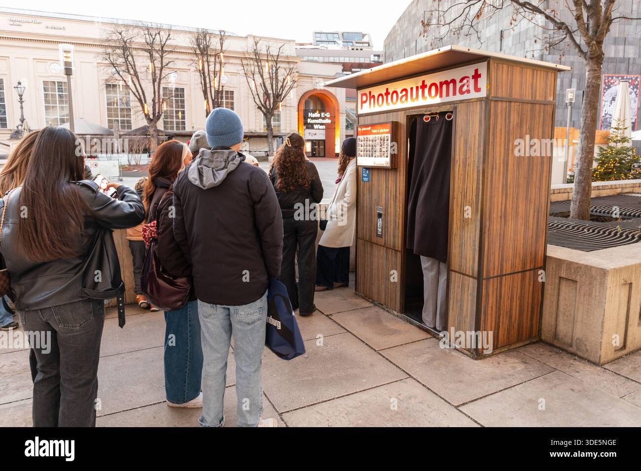 Photoautomat uno stand fotografico analogico vintage che sviluppa strisce fotografiche in bianco e nero all'interno della macchina, Vienna, Austria. Foto Stock