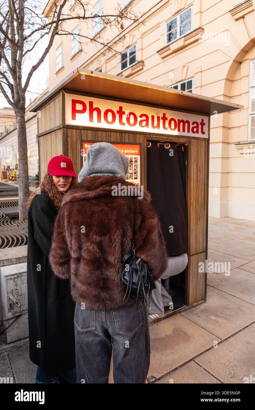 Photoautomat uno stand fotografico analogico vintage che sviluppa strisce fotografiche in bianco e nero all'interno della macchina, Vienna, Austria. Foto Stock