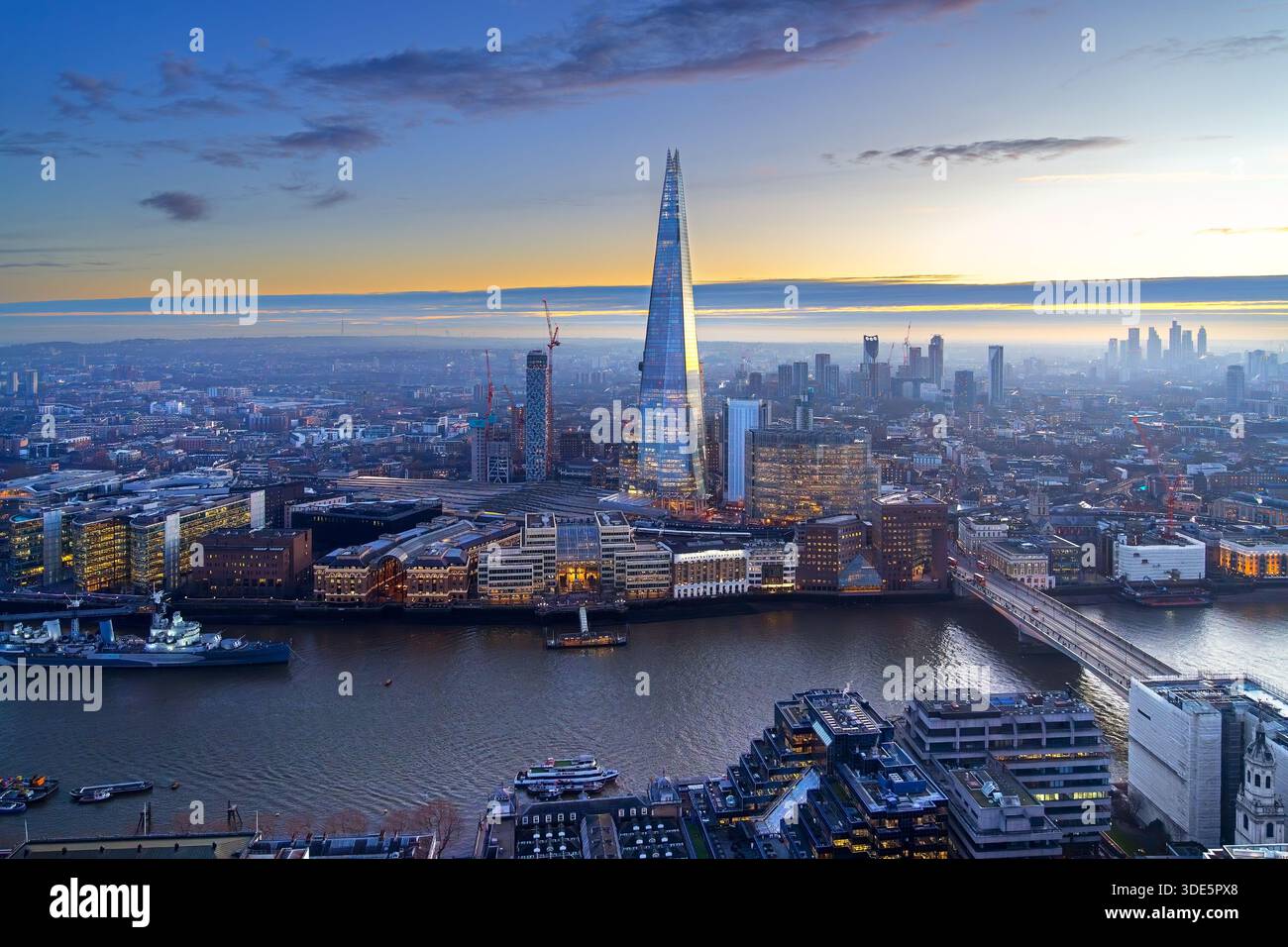 The Shard, grattacielo a forma di piramide e London Bridge Station lungo il Tamigi a Southwark al tramonto nella capitale Londra, Inghilterra, Regno Unito Foto Stock