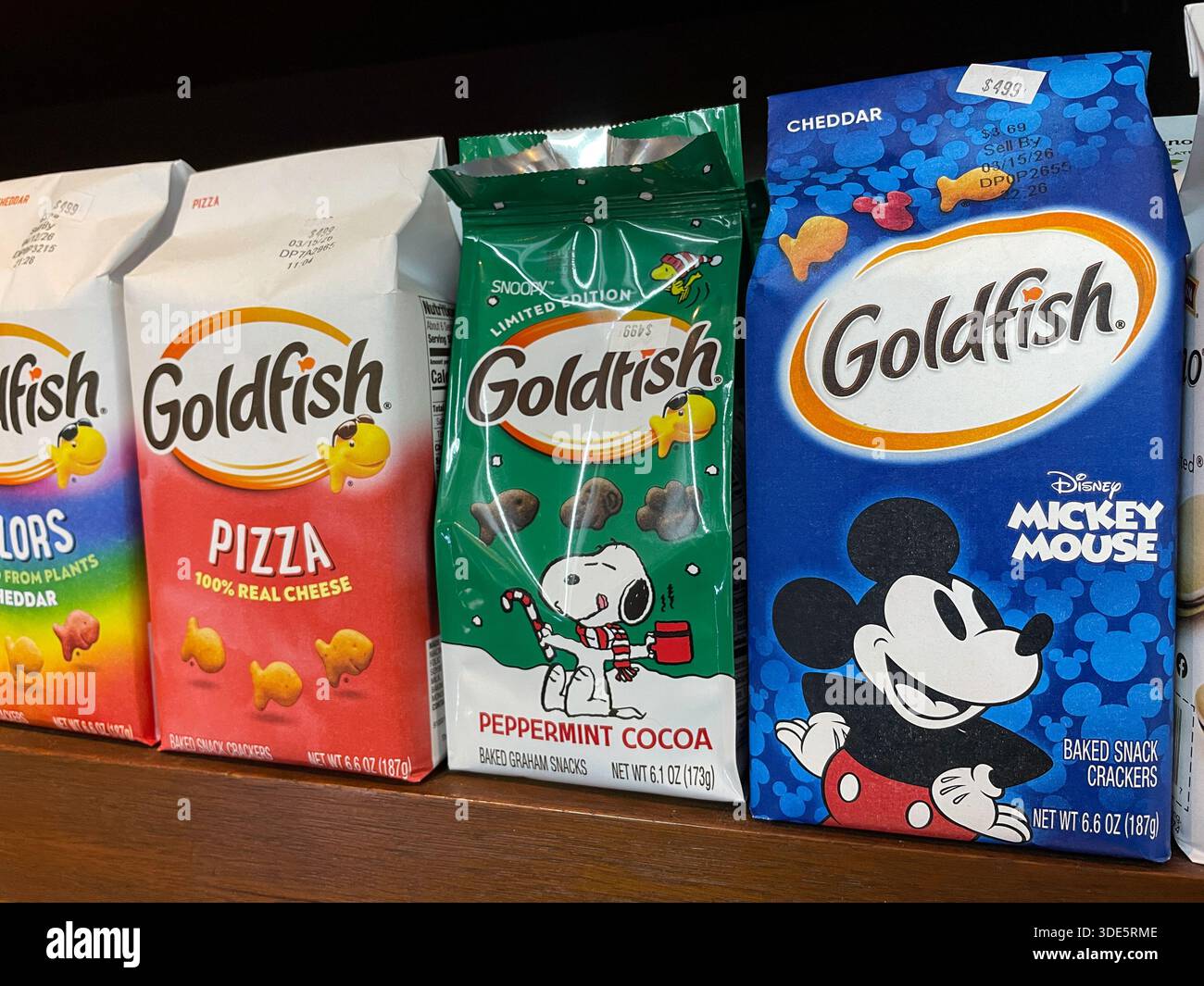 Pacchetti snack Crackers di marca Goldfish su scaffale in una gastronomia di New York, 2025, Stati Uniti - Immagine stock catturata con smartphone