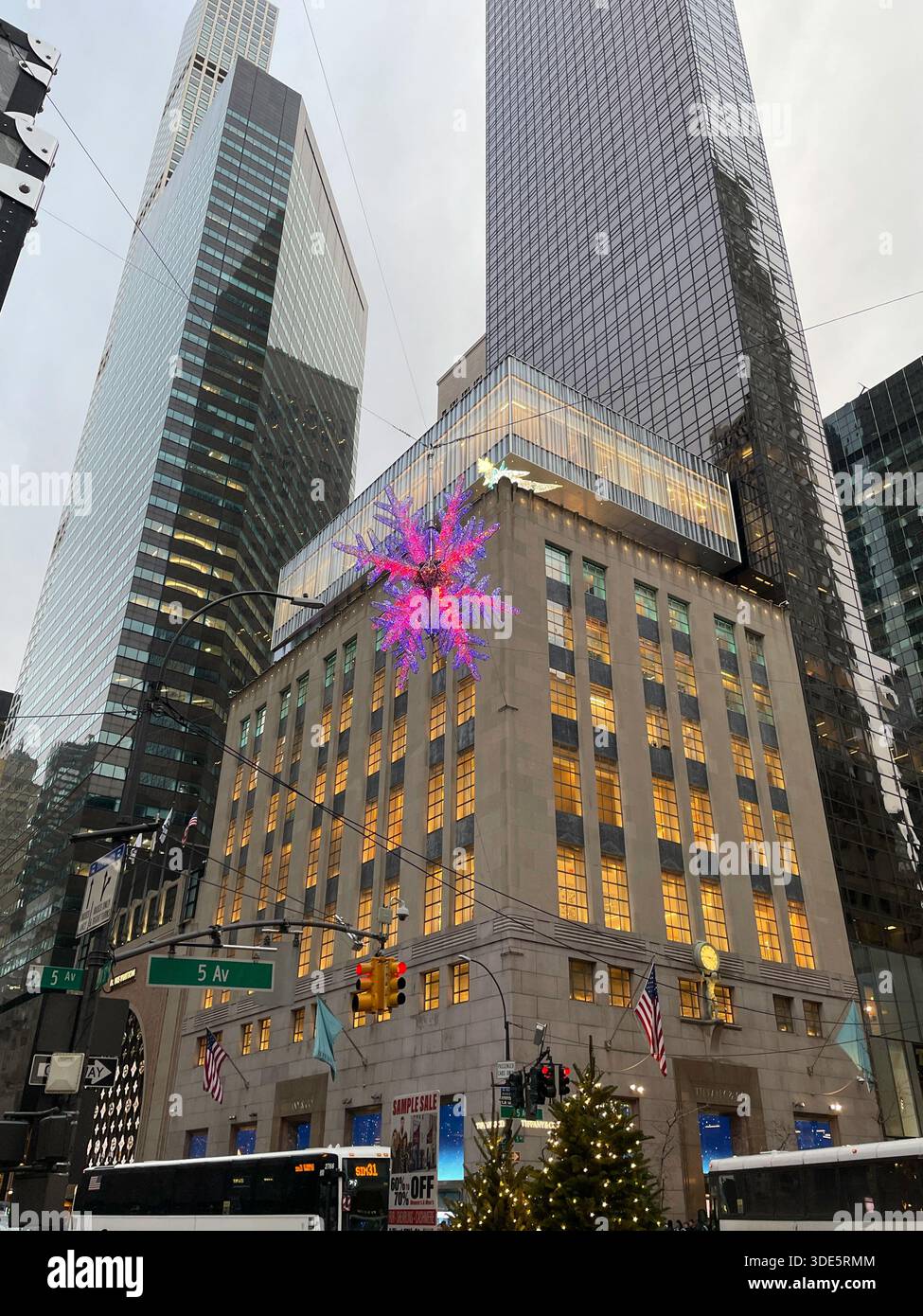 Baccara gigante sospesa cristallo UNICEF fiocco di neve, stagione delle vacanze a New York, Stati Uniti, 2025 - Immagine stock catturata con smartphone