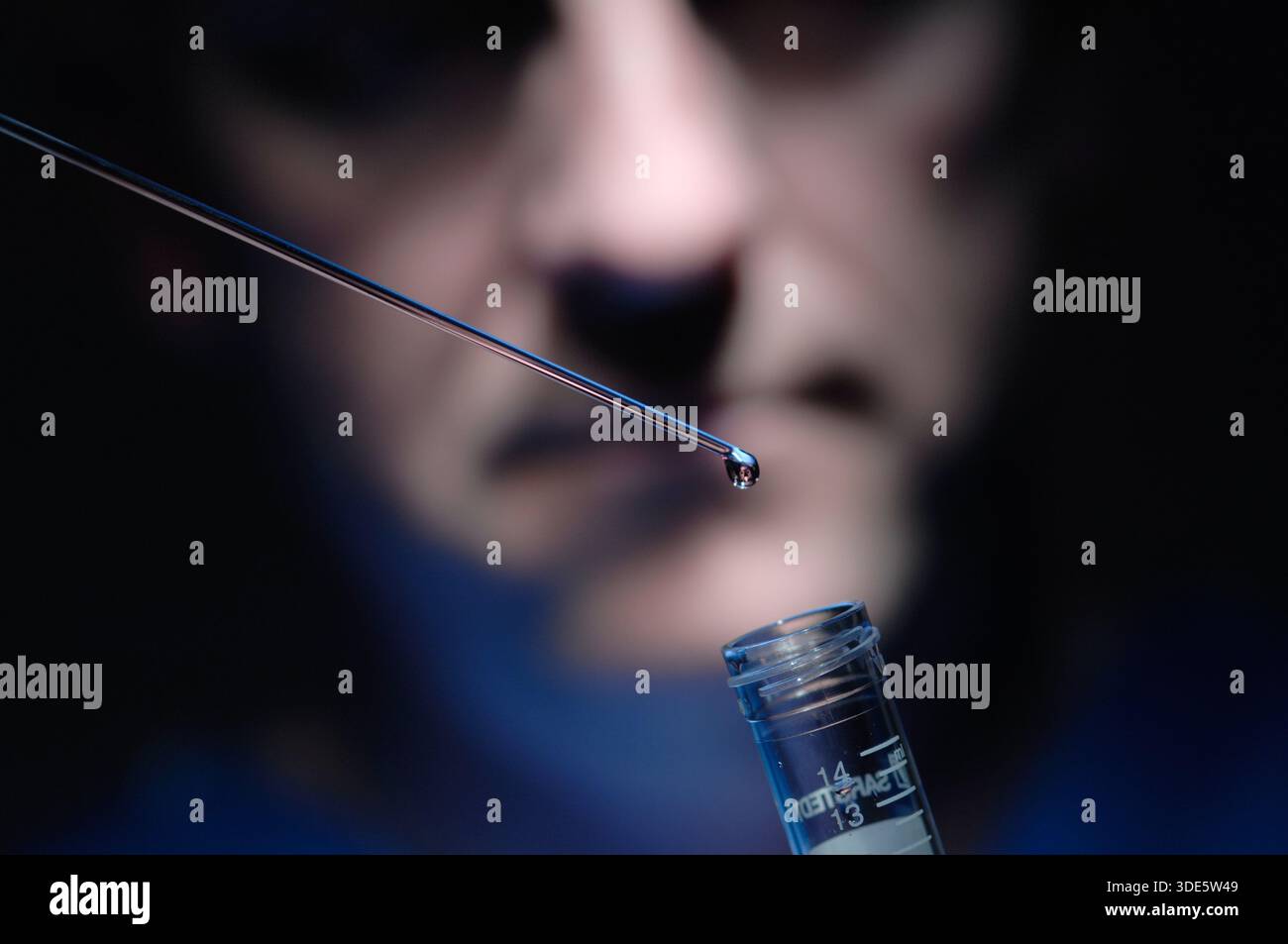 Un medico della fecondazione in vitro che lavora con spermatozoi ed emryos per la fecondazione in vitro (IVF) e l'assitanza delle gravidanze. Foto Stock