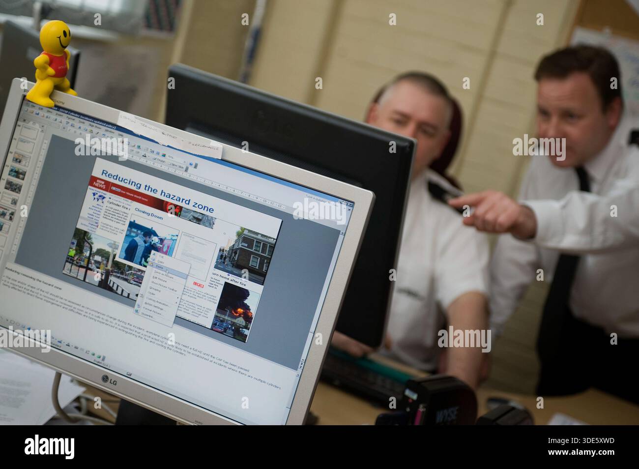 Ufficiali dei Vigili del fuoco che intraprendono una pianificazione strategica. Foto Stock