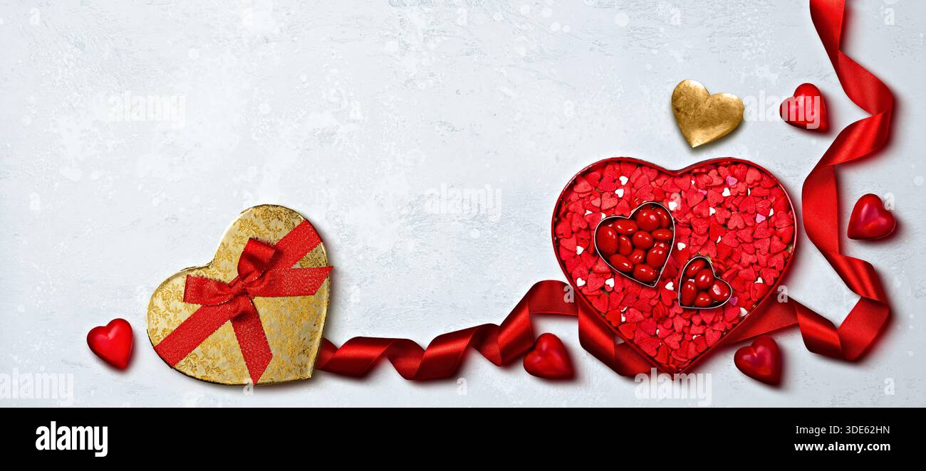 Decorazioni a cuore di San Valentino con dettagli rossi e dorati Foto Stock