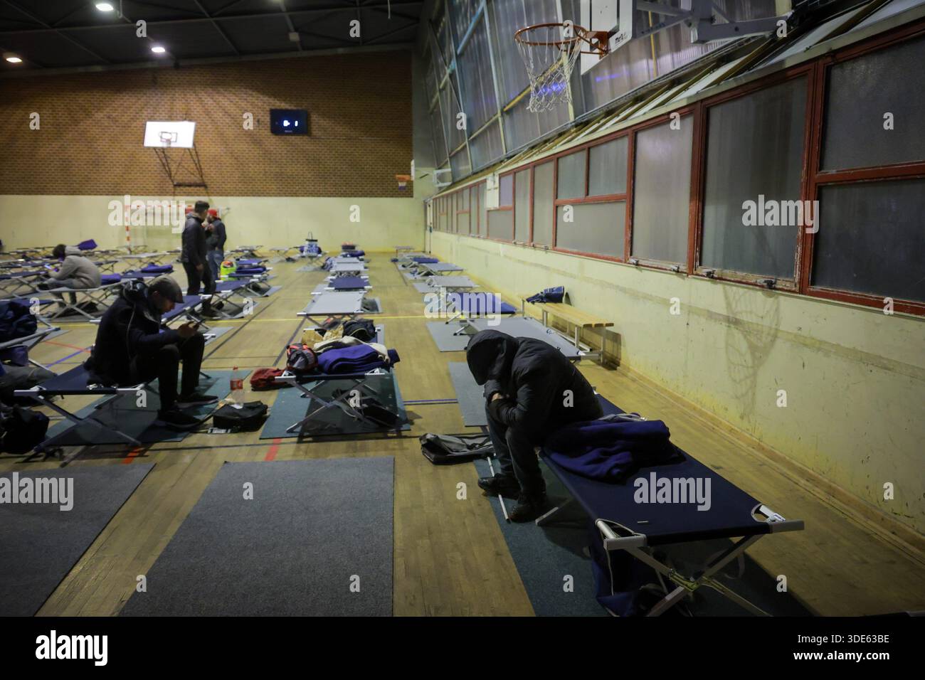 Bordeaux, Francia. 5 gennaio 2026. © PHOTOPQR/sud OUEST/Laurent Theillet/Sud Ouest ; Bordeaux ; 05/01/2026 ; Centre d'accueil d'urgence Grand froid au gymnase Grand parc. Bordeaux le 5 gennaio 2026. Foto Laurent Theillet/Sud Ouest Bordeaux, Francia, 5 gennaio 2026 Rifugio invernale per senzatetto crediti: MAXPPP/Alamy Live News Foto Stock
