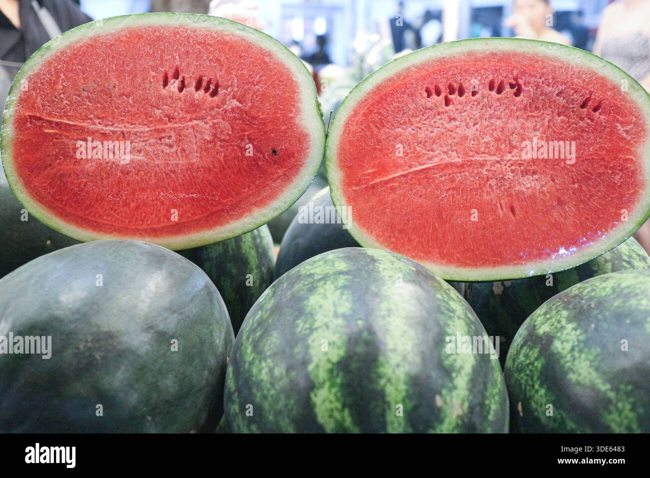 A fette di anguria di fila in un mercato di frutta tailandese. Polpa rossa e croste verdi vivaci per cibo estivo e contenuto di stile di vita sano. Foto Stock