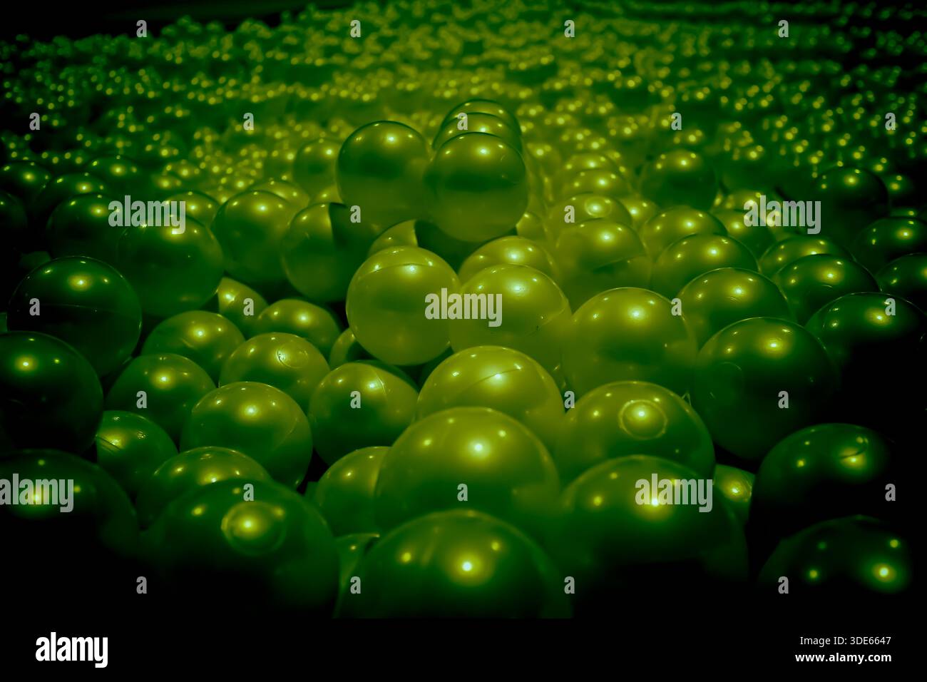 Sfere verdi astratte in un reticolo con illuminazione uniforme che crea una texture digitale moderna per sfondi tecnologici futuristici Foto Stock