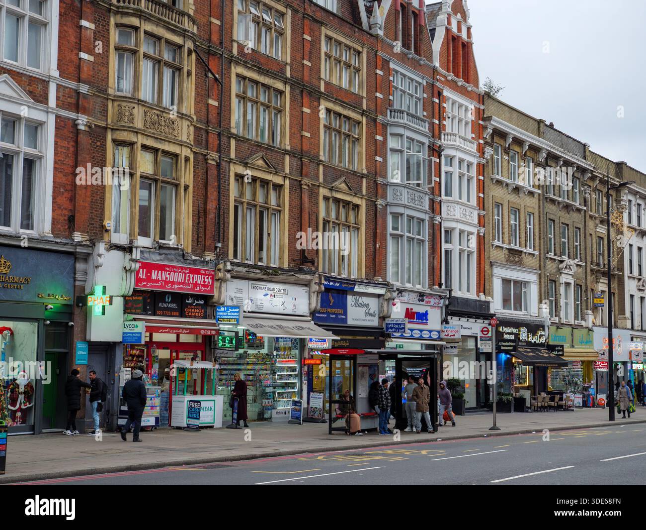 Piccoli negozi indipendenti lungo Edgware Road, Londra, Regno Unito Foto Stock