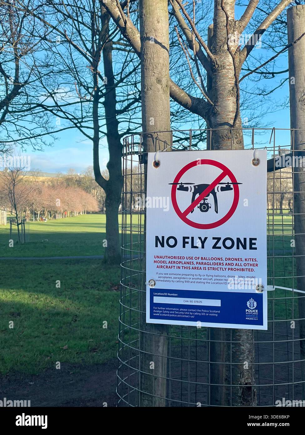No Fly zone per droni e altri aerei come aquiloni, modellini di aeroplani e parapendio, The Meadows, Edimburgo, Scozia Foto Stock