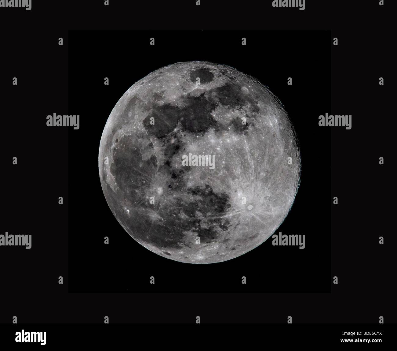 La prima superluna del 2026, piena al 99,5%, sorge sopra Charlotte, Carolina del Nord, il 3 gennaio. Foto Stock
