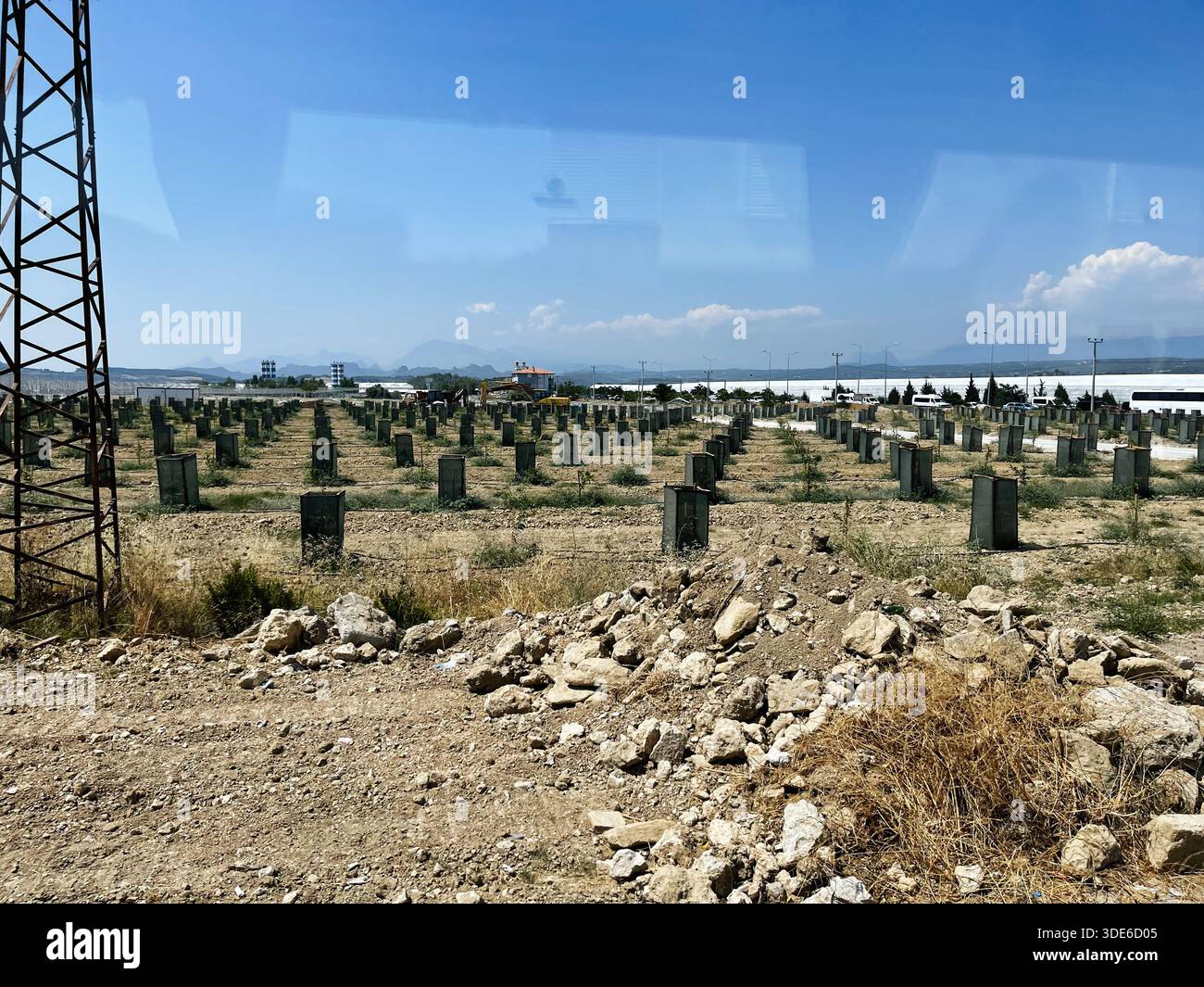 Antalya, Turchia - 12 luglio 2021: Campo solare in Turchia con filari di fondazione ordinati sotto un cielo limpido, un vasto paesaggio desertico. Foto Stock