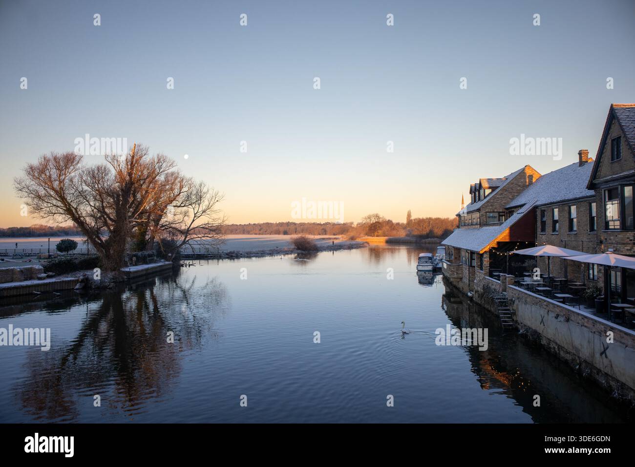 Snow at Dawn a St Ives, Cambridgeshire, Regno Unito Foto Stock