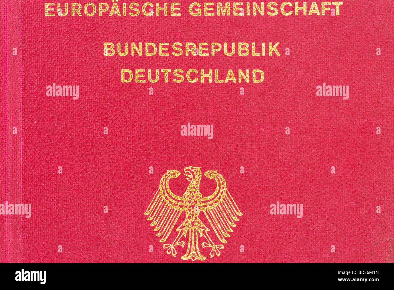 Copertina rossa del passaporto tedesco che mostra lo stemma tedesco e il titolo dell'unione europea Foto Stock