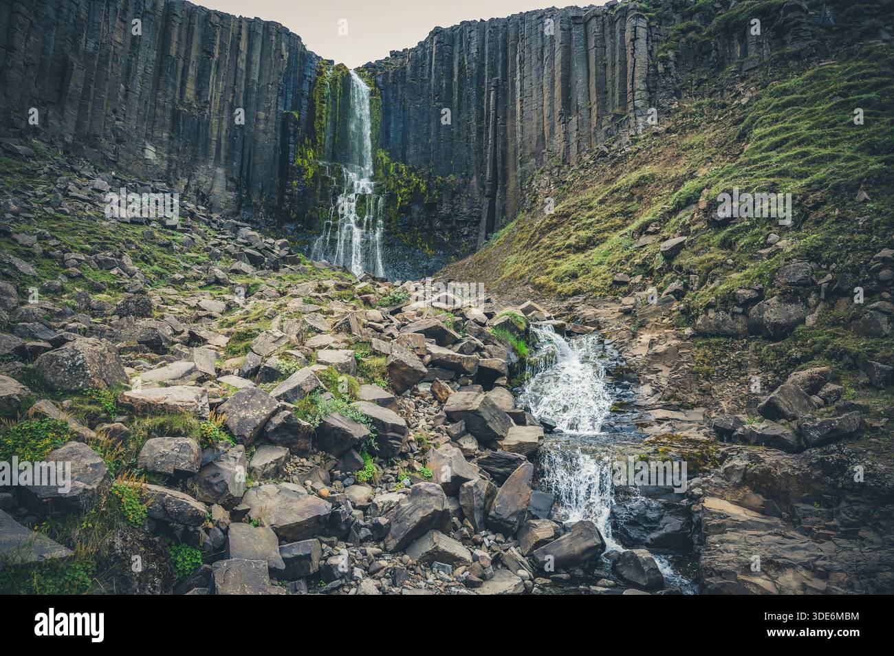 Cascata di Stuðlafoss sulla strada per il canyon di Stuðlagil nell'Islanda orientale. Foto Stock