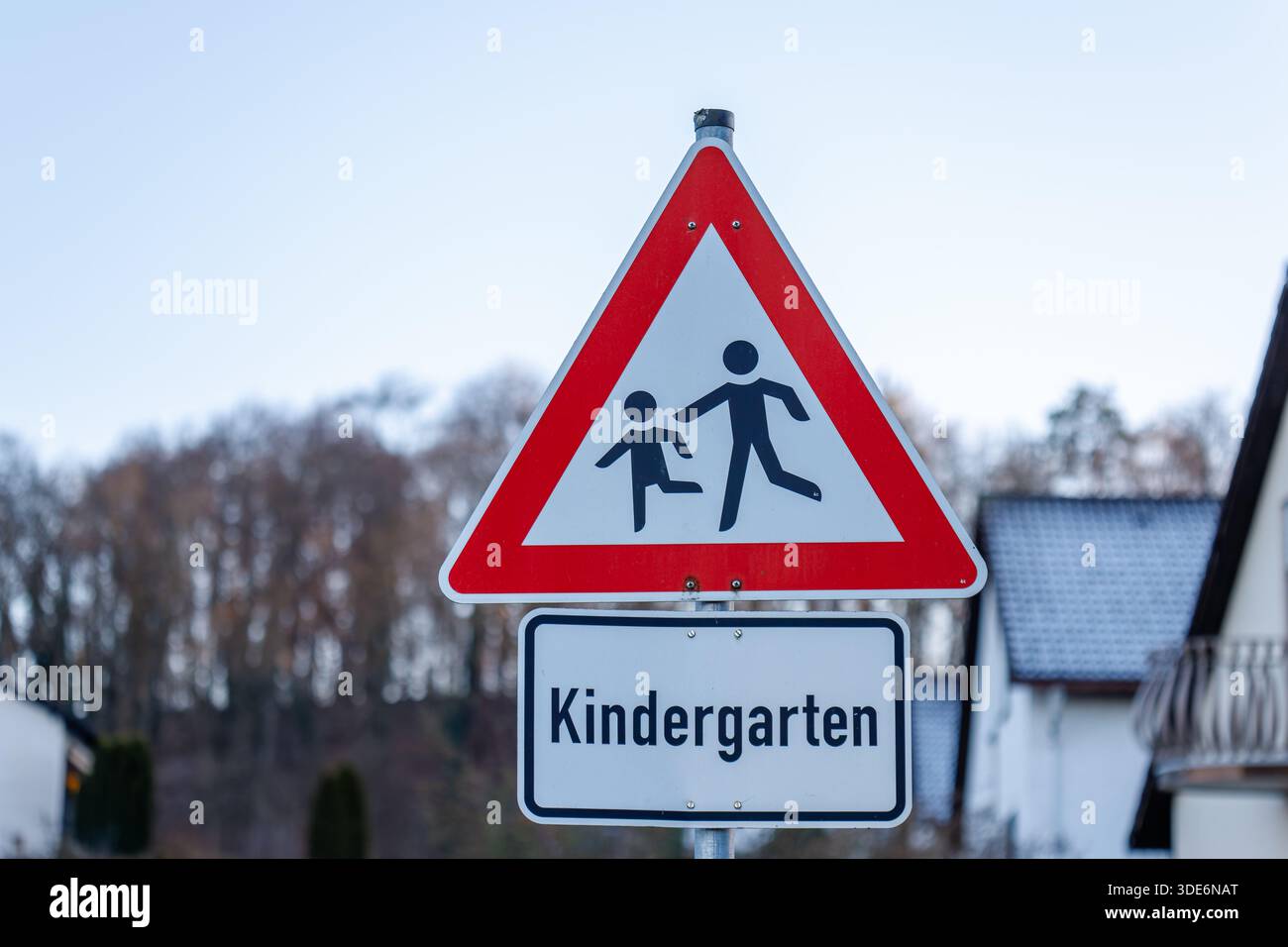 Cartello segnaletico della zona scuola dell'asilo che indica che i bambini stanno attraversando Foto Stock