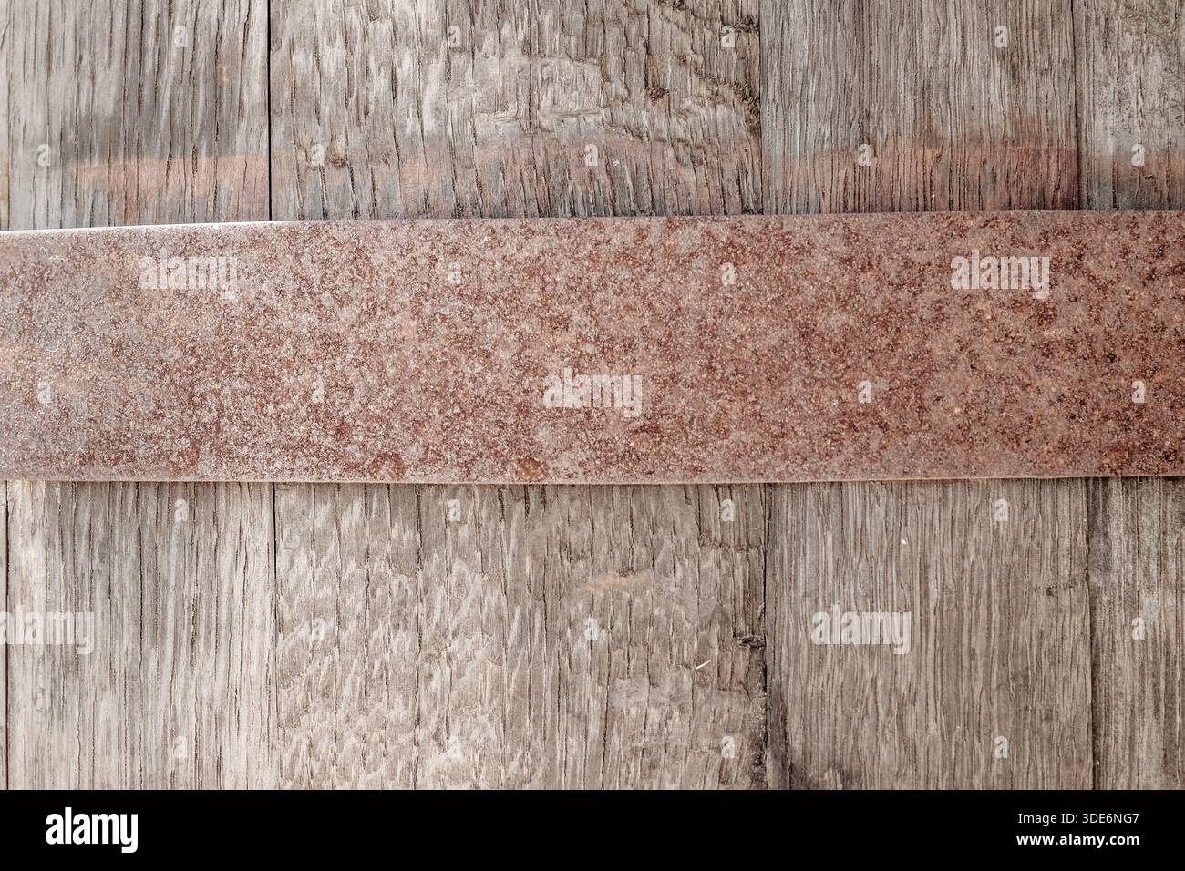 Fascia metallica intorno al cilindro di legno Foto Stock