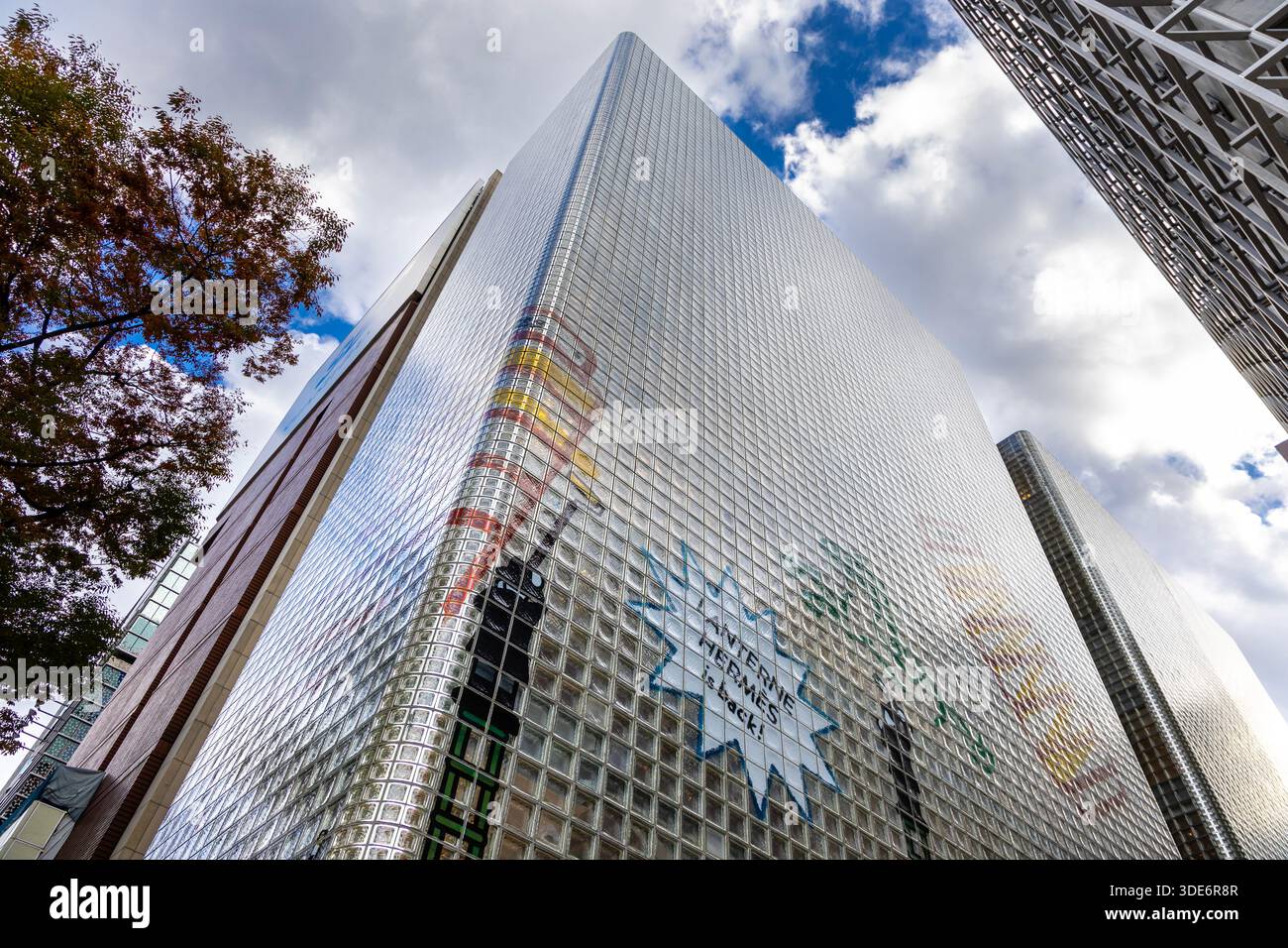 Facciata in blocchi di vetro dell'edificio Maison Hermès dei primi anni del '900 di Renzo piano, Ginza, Tokyo, Giappone Foto Stock