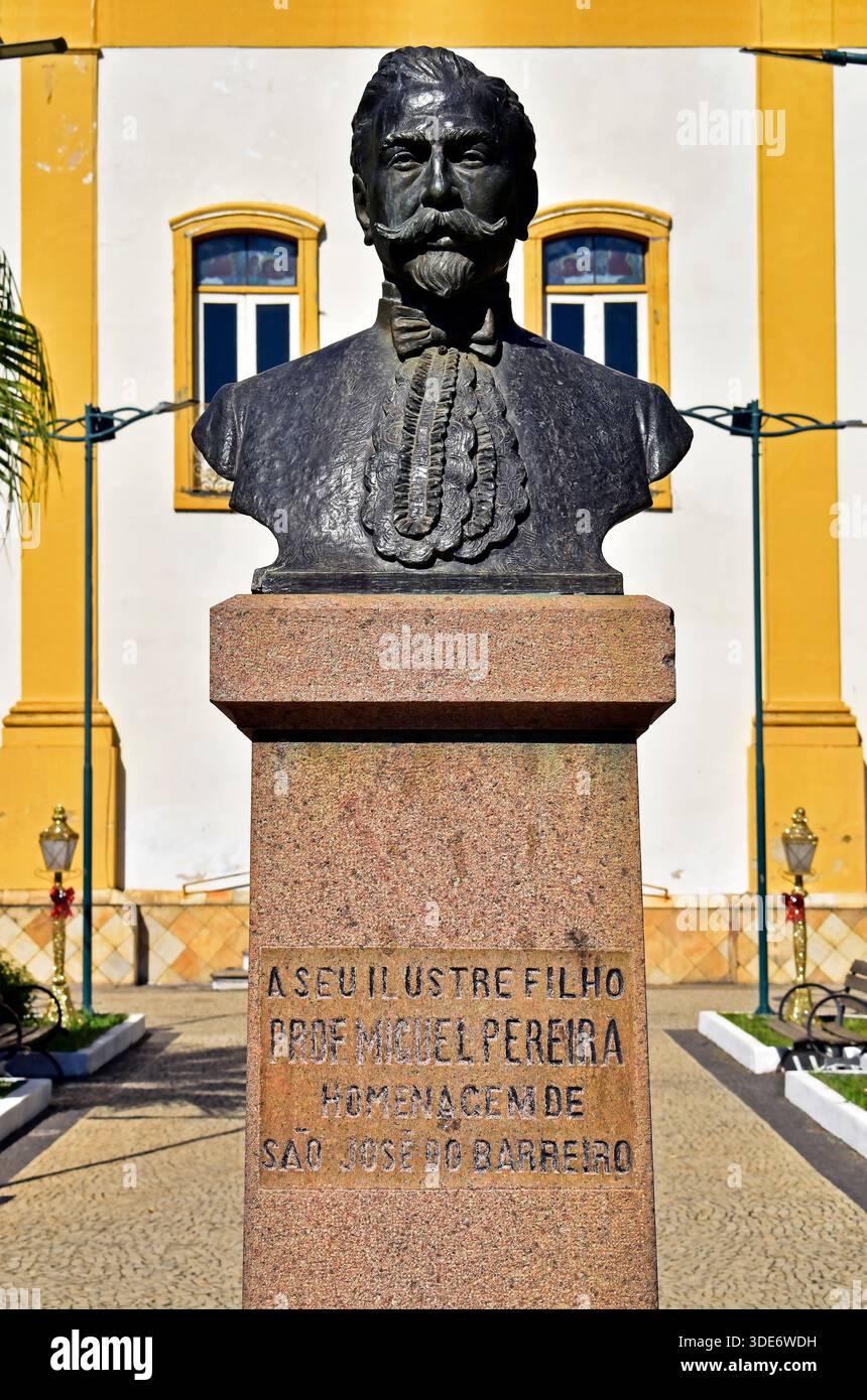 SAO JOSE DO BARREIRO, SAN PAOLO, BRASILE - 25 dicembre 2025: Busto di Miguel Pereira (1871-1918), rinomato medico di sanità pubblica Foto Stock