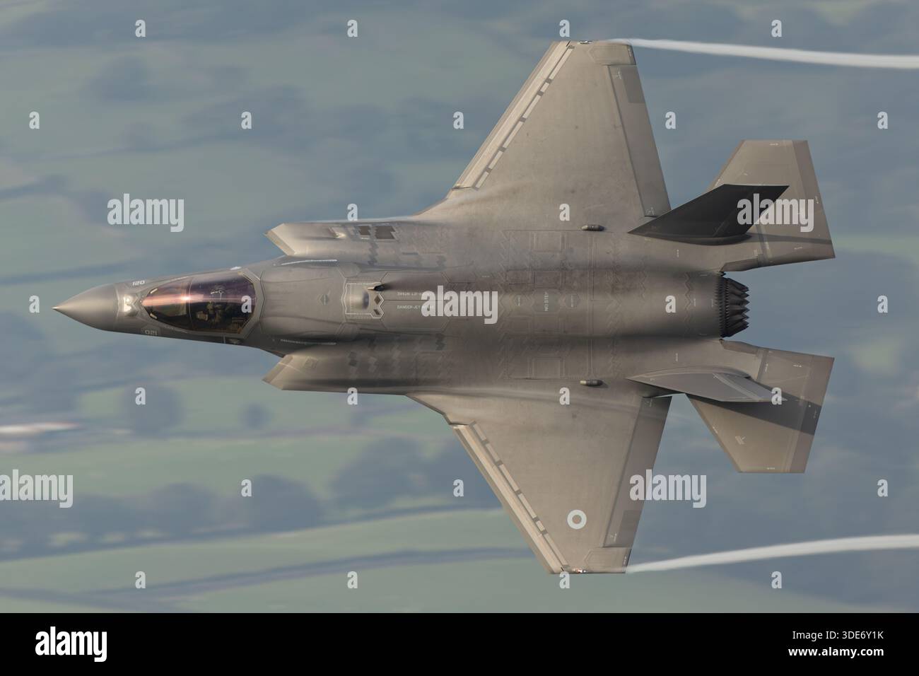 La Royal Air Force F35 attraverso il Mach Loop effettuando un addestramento al volo basso nella RAF LFA7 Foto Stock