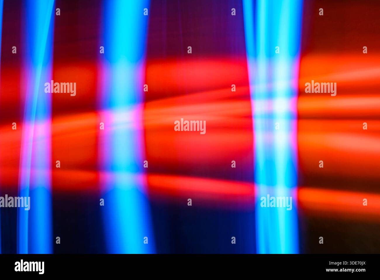 L'immagine astratta presenta una tecnica di pittura a luce sfocata, che mostra vivaci sfumature di rosso e blu in forme geometriche. La creatura dinamica della composizione Foto Stock