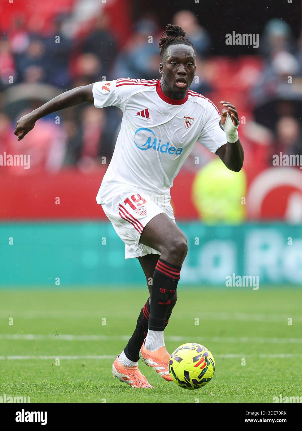 Siviglia, Spagna. 4 gennaio 2026. Batista Mendy del Sevilla FC durante la Liga EA Sports match tra Sevilla FC e Levante UD giocato al Ramon Sanchez Pizjuan Stadium il 3 gennaio 2026 a Siviglia, Spagna. (Foto di Antonio Pozo/PRESSIN) credito: PRESSINPHOTO SPORTS AGENCY/Alamy Live News Foto Stock