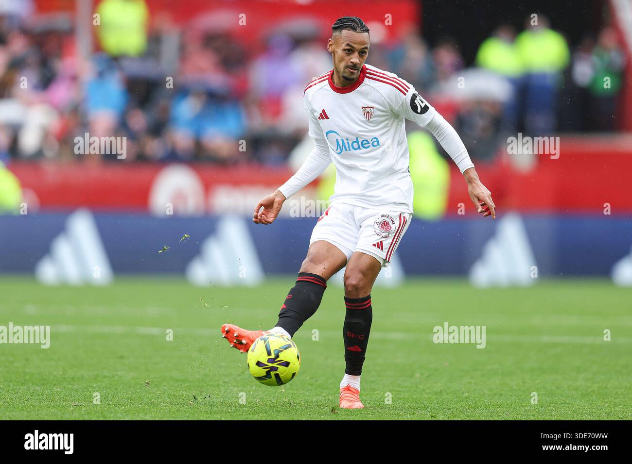 Siviglia, Spagna. 4 gennaio 2026. Djibril Sow del Sevilla FC durante la Liga EA Sports match tra Sevilla FC e Levante UD giocato al Ramon Sanchez Pizjuan Stadium il 3 gennaio 2026 a Siviglia, Spagna. (Foto di Antonio Pozo/PRESSIN) credito: PRESSINPHOTO SPORTS AGENCY/Alamy Live News Foto Stock