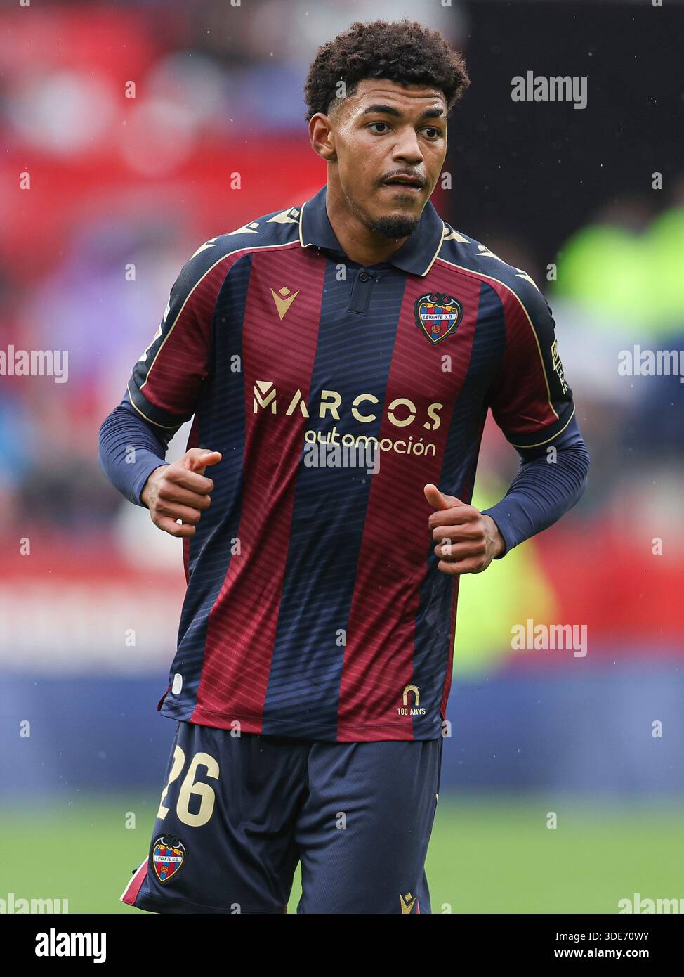 Siviglia, Spagna. 4 gennaio 2026. Kareem Tunde di Levante UD durante la partita della Liga EA Sports tra Siviglia FC e Levante UD giocata al Ramon Sanchez Pizjuan Stadium il 3 gennaio 2026 a Siviglia, Spagna. (Foto di Antonio Pozo/PRESSIN) credito: PRESSINPHOTO SPORTS AGENCY/Alamy Live News Foto Stock