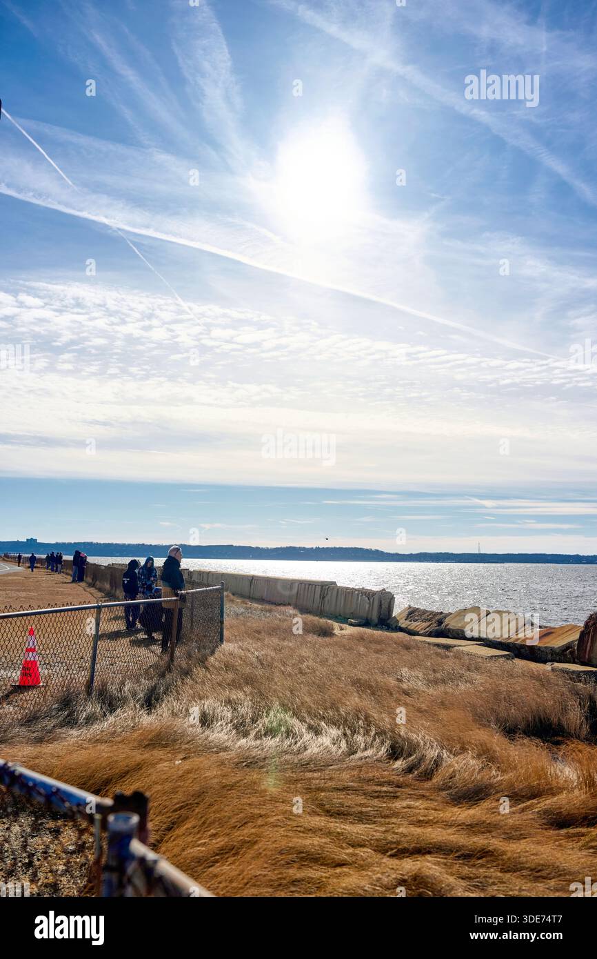 Un certo numero di osservatori si trova in una riva fredda in cerca di foche. Girato a Sandy Hook, Monmouth County, New Jersey, Stati Uniti. Foto Stock